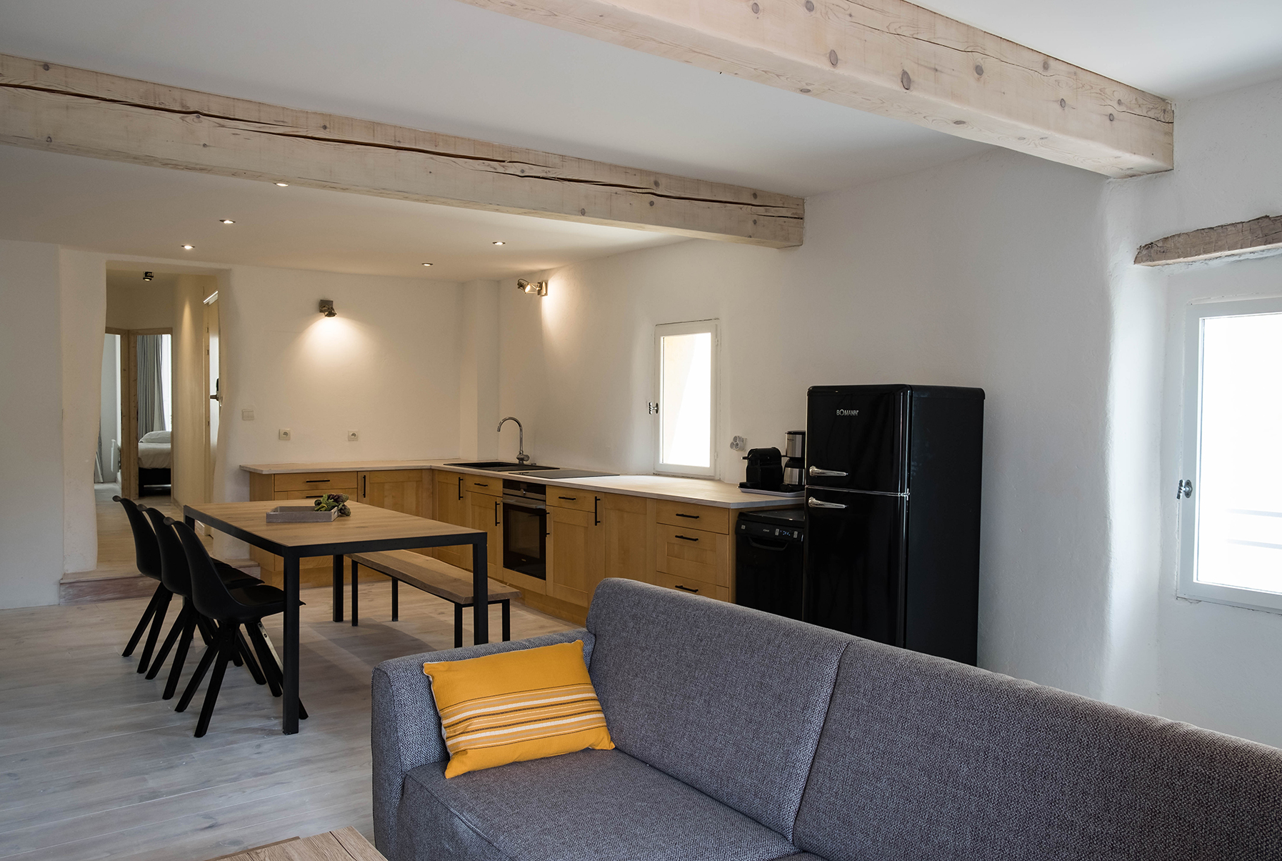 Keuken en eettafel van Duplex 77 met de bank op de voorgrond