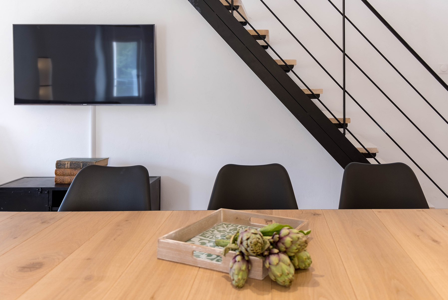 Eettafel met artisjokken, tv en trap in Duplex 77