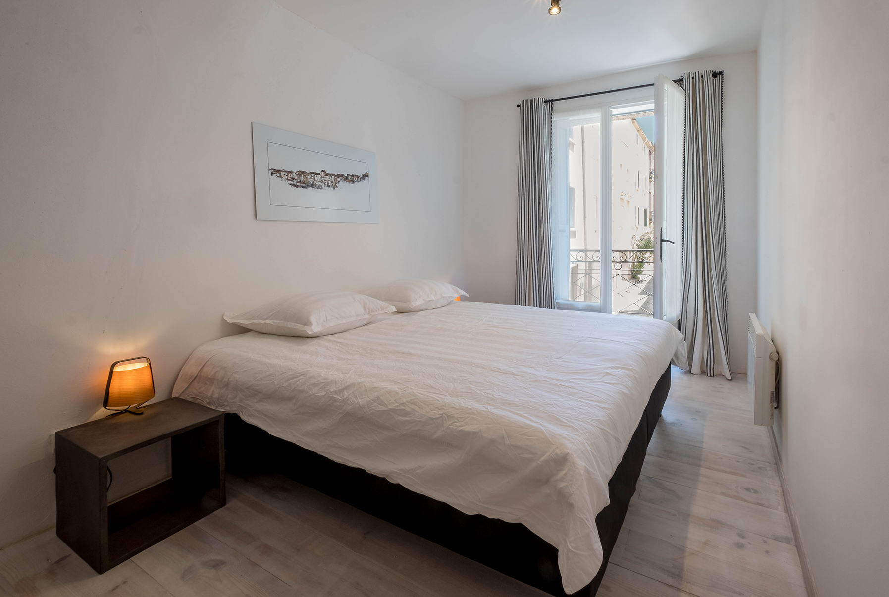 Slaapkamer van Duplex 77 met tweepersoonsbed en bedlampje