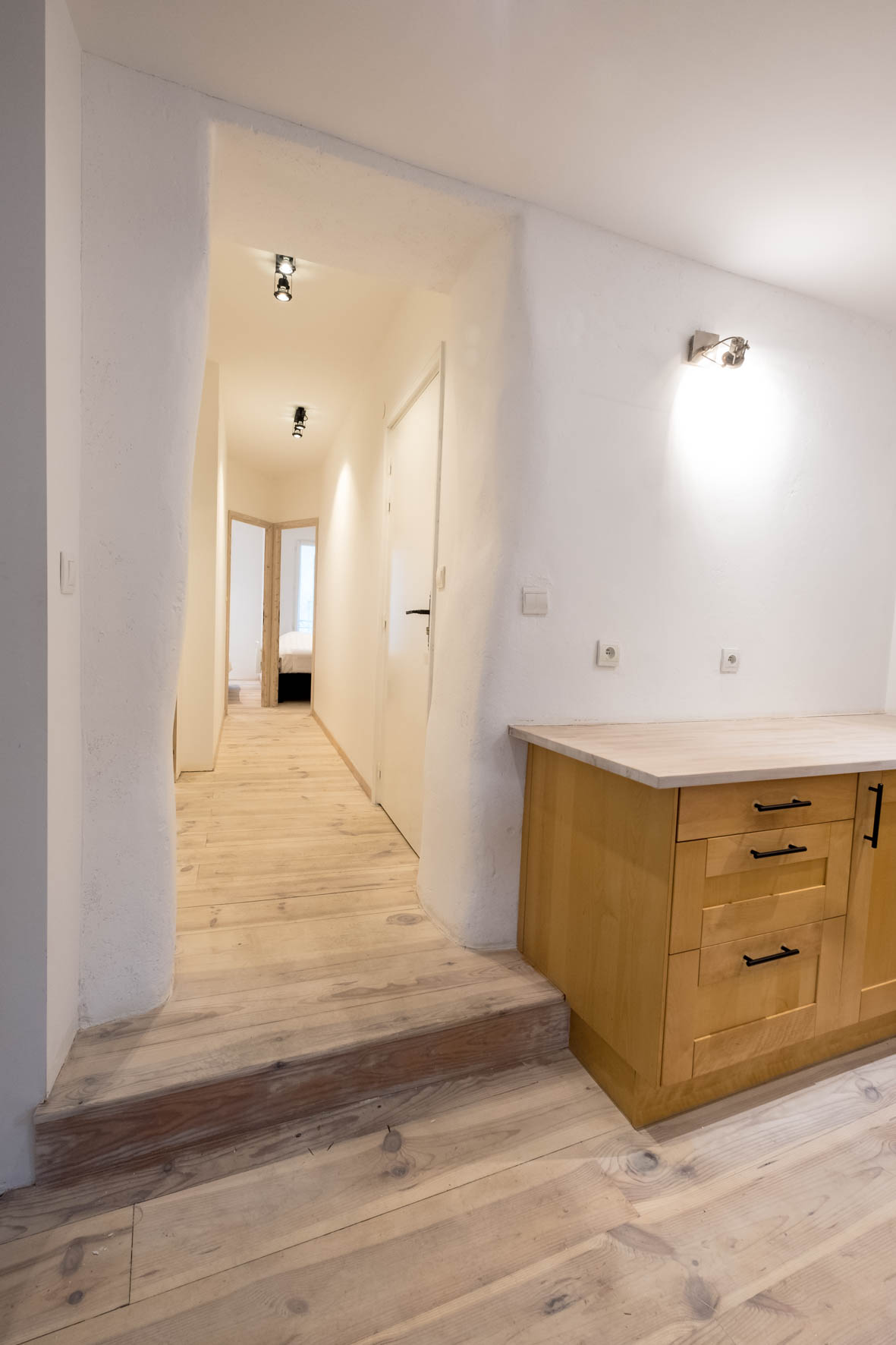 Gang van Duplex 77 met een eikenhouten kast